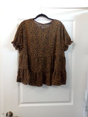 Cheetah Print Ruffle-Hem Blouse in Brown Short Sleeve Size XL